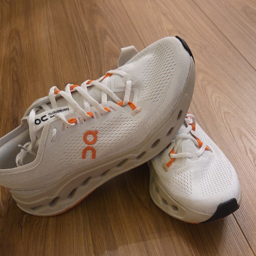 Men's On Cloud Surfer Max Shoes Size 10, White Cream Color